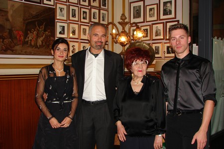 La maestra Raffaella Vignudelli con i cantanti lirici che hanno allietato la serata
